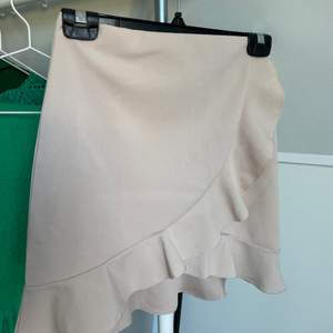 Fin ljusrosa/beige kjol från Nelly! I perfekt skick då den endast är använd en gång:) skriv vid intresse eller frågor och köp gärna direkt<3