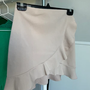 Mini skirt - Fin ljusrosa/beige kjol från Nelly! I perfekt skick då den endast är använd en gång:) skriv vid intresse eller frågor och köp gärna direkt<3