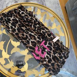 En fin oanvänd scarf från Victoria Secret . Ny pris 700kr, säljes för 100kr