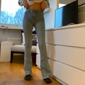 Bootcut jeans  - Skitsnygga bootcut byxor köpta på carlings! Super bra skick då dom inte lite använda (Max 5 gånger). Perfekt längd för mig som är 172 cm och sitter bra på mig som vanligtvis bär S eller M i jeans! Köpare står för frakt 🚚 