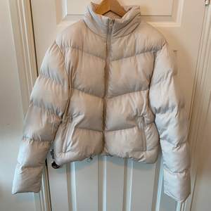 Lite croppad pufferjacket från asos i storlek M, endast använd ett par gånger så jackan är i bra skick!