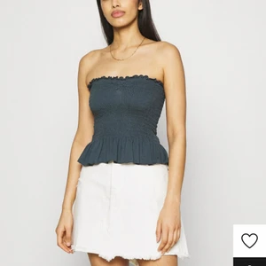 Topp - Säljer denna super fina topp perfekt nu till sommaren. Man kan ha den utan och med band. Toppen är slutsåld på zalando i alla storlekar❤️ köpte för 300kr säljer för 120kr ✨