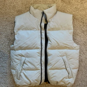 Väst - En super fin beige väst från Everest som tyvärr inte passar mig. Det är unisex och perfekt nu till våren. Västen är storlek XL men den skulle även kunna passa M/L. Köparen står för frakten💕 Skriv gärna till mig för mer frågor eller bilder!!