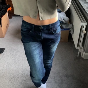 Lågmidjade jeans - Skitsnygga low/mid rise jeans😍så fin färg oxååå!!! Strl 30/32, jag är 170 med långa ben för referens💕köpta från sellpy men aldrig använda av mig!