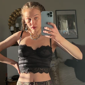 Korsett/ topp - Svart korsettliknande topp med spets :))