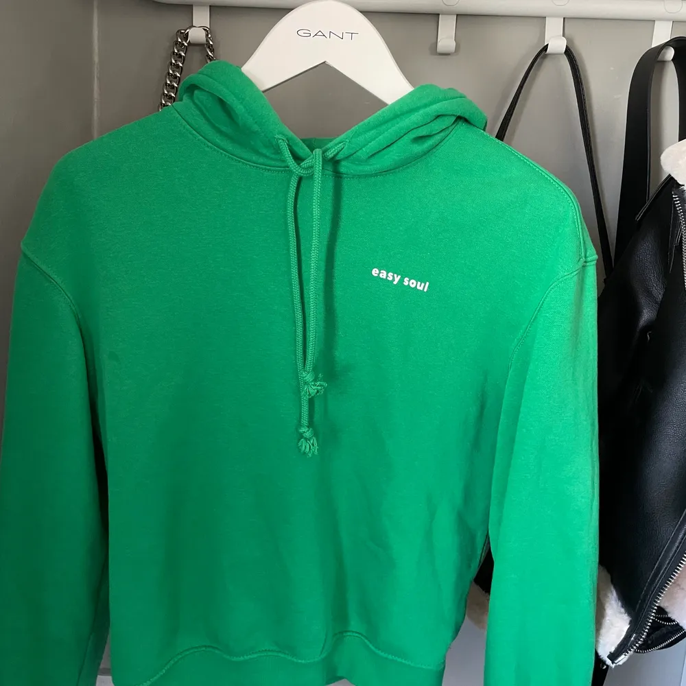 Grön hoodie från hm som är i fint skick och normal i storleken . Tröjor & Koftor.