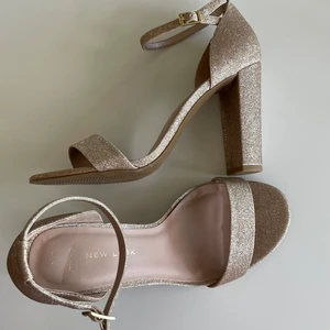 Klackskor - Köpte till balen för några år sen, hittade andra så dessa är aldrig använda! Strl 38, wide feet! De e aningens mer rosé än vad som syns på bilderna! 