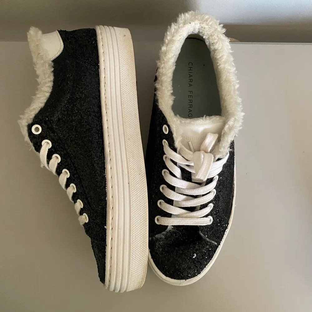 Svartglittriga sneakers från Chiara Ferragni, använda en gång. Inköpspris 1395kr. . Skor.