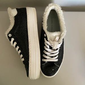 Chiara ferragni sneakers, Storlek 40 - Svartglittriga sneakers från Chiara Ferragni, använda en gång. Inköpspris 1395kr. 