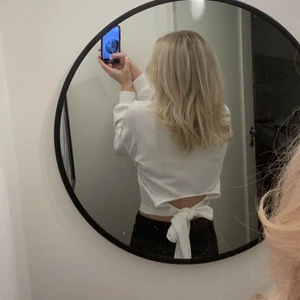 Vit långarmad blus med öppen rygg st M - Tröja från Ginatricot, st M men passar även dem som bär st S. Jätte snygg och skön. 