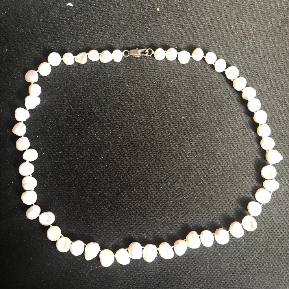 halsband med vita ”pärlor”, aldrig använt! (priset inkluderar frakt). Accessoarer.