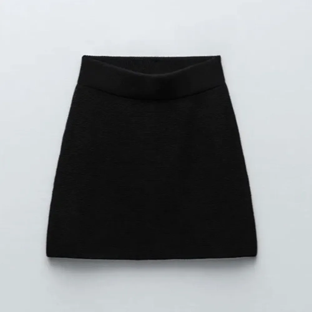 Säljer denna stickade kjolen från Zara🖤 Skitsnygg som både topp och kjol🤩. Aldrig använd, lappen är kvar. Fraktar endast🥰 Vid andra frågor skicka pm!. Kjolar.
