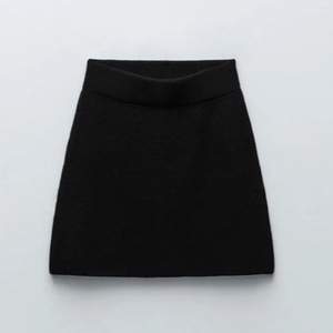 Säljer denna stickade kjolen från Zara🖤 Skitsnygg som både topp och kjol🤩. Aldrig använd, lappen är kvar. Fraktar endast🥰 Vid andra frågor skicka pm!