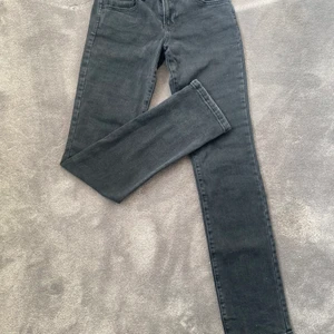 Jeans straight leg st 34 - Lågmidgade jeans. Helt nya och oanvända, köpt från Zalando. Frakt betalas av köparen