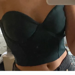 Zara corset - En otroligt fin corset från zara med en magisk grön färg! Den finns inte att köpa nånstans längre. Funkar till så många tillfällen! Säljer för att jag har flera liknande! 