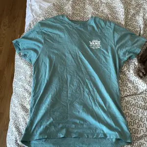 En Vans t-shirt inköpt i somras och använd fåtal gånger. Stl M. 150kr+frakt