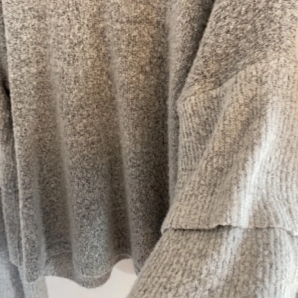 Grå stickad volang tröja från only i storlek s , använd ca 2 gånger säljes pga att de inte är min stil längre, nypris ca 400kr säljes för 150kr . Stickat.