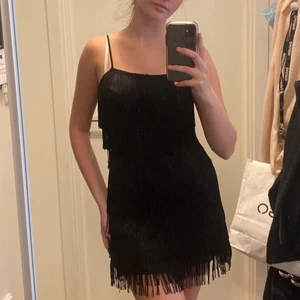 Great Gatsby klänning  - Svart frans klänning perfekt till Great Gatsby tema. Klänningen är från H&M som jag köpte från sellpy men själv aldrig använt. Storlek S. Möjligtvis lite för kort för mig som är 178. Mycket bra skick!