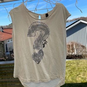 Desigual Tishirt  - Oanvänd T-shirt från desigual. (Sista bilden är baksidan på T-shirten). Storlek M, passar S-M beroende på passform. Säljes pga. Flytt