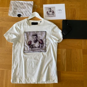 Limitato t-shirt stl: S - Limitato t-shirt stl: S                                                               Köpt på melrose co                                                                    Är i mycket bra skick och är helt felfri.                            Är mycket svår att få tag i.                                                  Exemplar: 53/1500 i världen                                              Nypris: 1700 kr.                                                                Finns att hämta i Askim. 