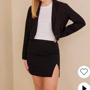 Kjol - En svart tajt kjol med en slits, använd vid ett tillfälle och älskar den men den passar inte längre