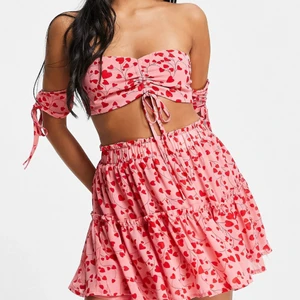 SET - Jättefint det ifrån Missguided , stl 36 i båda delarna toppen är som en 34 dock ! Bara använt kjolen 1 gång toppen är oanvänd 💘