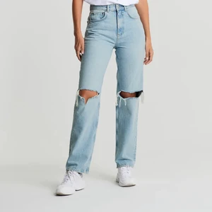 Blå jeans med hål - Säljer min Gina Tricot Jean nu i storlek 32 pågrund av att dem blivit för små. Jag är en och 1,70 och dem är bara lite för korta, nästan oanvända