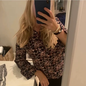 Blus - Sjukt snygg blus från & Other Storys i fint skick🤩 Säljer då den knappt har kommit till användning