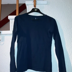 Mörkblå sweatshirt - Mörkblå sweatshirt i storlek 34/XS. Sitter ganska tight. Materialet är rätt tunnt, (tyvärr finns ingen lapp med vidare information). Kontakta mig gärna vid vidare frågor.😊