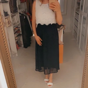 Spetsklänning  - Stretchig långklänning. Fint skick. Skulle säga att den är onezise mellan 36-40. Den är mörkblå nedtill och ej svart som bilden ger sken av.