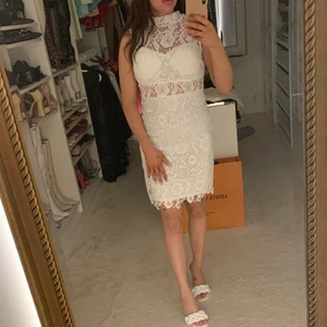 Vit spets klänning  - Fin vit spets klänning, aldrig använt den bara hängt i garderoben. Den har en inbyggd bh med stöd. 