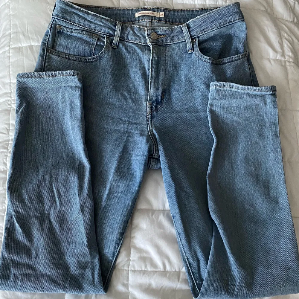 Storlek 31. Använda högst 2 gånger. Bra skick. Köpte på Levi’s för 1099kr. . Jeans & Byxor.