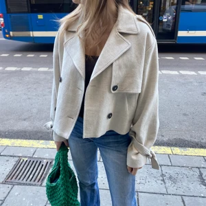 Kort kappa  - Säljer denna ljusbeigea kappan ifrån mango! SLUTSÅLD Superfint skick❤️❤️❤️storlek s! Pris ex frakt! 