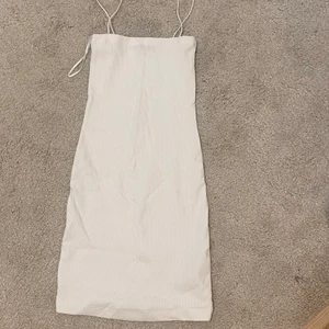 Klänning  - Söt kort klänning fråga Zara! Har aldrig använt💓 Storlek Xs - S❤️