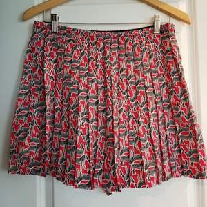 (Obs första och tredje är ej mina bilder) Söt kjol från Zara med zebror på och inbyggda shorts! Använd 1 gång då den är lite för stor runt midjan. Storlek M. 