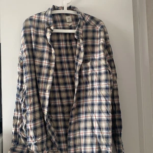 Rutig Oversized skjorta - En snygg skjorta från hm i storlek xl, men brukar ha den som Oversized eller knyta den i fram! Den är ganska tunn så man kan ha den över en tröja på sommaren! Nästan aldrig använd!