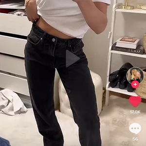 Zara mid rise  - Säljer mina snygga mid rise jeans från zara i storlek 38. Säljes då de är förstora för mig som har 34. Långa i benen och väldigt snygga, skickar gärna egna bilder vid intesse✨💕 300+frakt 