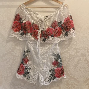Byxdress strl S - Flam Mode Vit byxdress med blommig mönster, storlek: S🥀 Passar bra för sommaren 🌻☀️ oanvänd 
