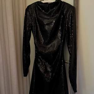 Ur snygg glittrig fest klänning från ZARA, endast använd en gång!✨ Köparen står för frakten! Nypris 599kr