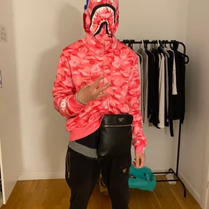 Märkeskofta strl M/S - Jag har denna kofta som jag aldrig använder,det är både en kill och tjej tröja (jag har lånat bilden av en vän) och jag som tjej tycker den är väldigt fin men inte min stil .