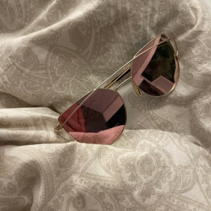 Solglasögon  - Snygga rosé solglasögon, i super fint skick