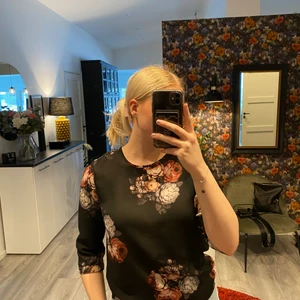 Tröja från Vero Moda - Blommig skön tröja som kan användas vid alla tillfällen! Köparen står för frakt