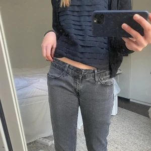 Levis jeans - Lågmidjade jeans från Levis med uppklippta slitsar vid benen som man ser på bild tre. Passar mig som är 172 cm. Säljer pågrund av att de inte kommer till användning längre. 