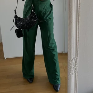 Gröna kostymbyxor  - Helt nya gröna kostymbyxor köpta på stradivarius💚 med prislappen kvar