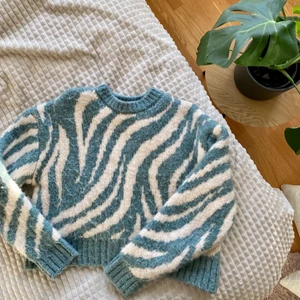 Zara stickad tröja Zebra mönster - Så fin blå/vit stickad tröja i Zebra mönster från Zara 💙 aldrig tvättad, sparsamt använd! Nypris 500kr! 