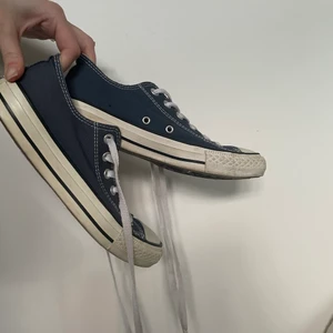 Låga converse - Låga converse i strl 37,5. Lite gulaktiga men går enkelt att putsa upp!:)