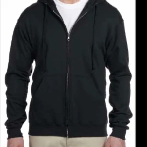 Hoddie med dragkedja  - Det är en hoddie med dragkedja det är storlek Xl har aldrig använt den för den var för stor prislappen är kvar 