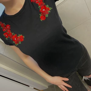 Tshirt - Svart tshirt med röda blommiga detaljer