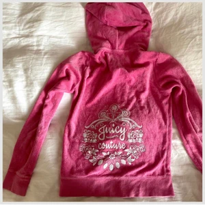 Juicy Couture - Sjukt snygg Juicy Couture överdel. Finns inte i butik längre vad jag vet. Barnstorlek så sitter tajtare och är kortare än vanligare modeller. Motsvarar ungefär strl 34. Vid stort intresse blir det budgivning. 💗