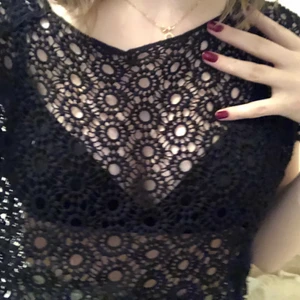 crochet top - en virkad svart topp i storlek s, second hand, men ursprungligen från forever21<3 storlek s enligt lappen, men sitter oversize så passar större storlekar💛